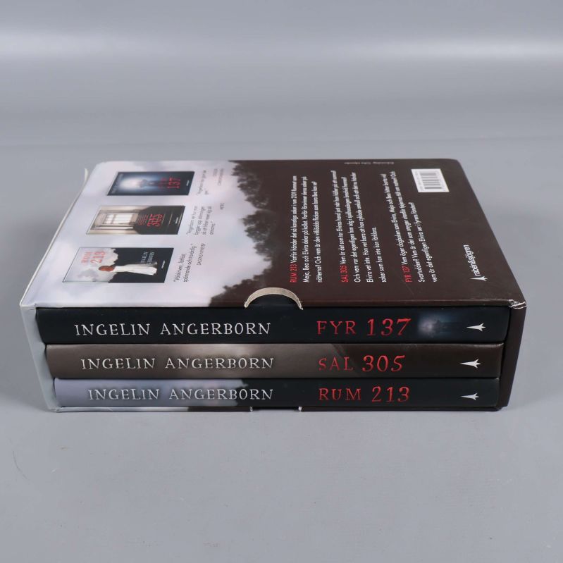 Rum 213-trilogin liggande, visar bokryggarna med titlar och författare