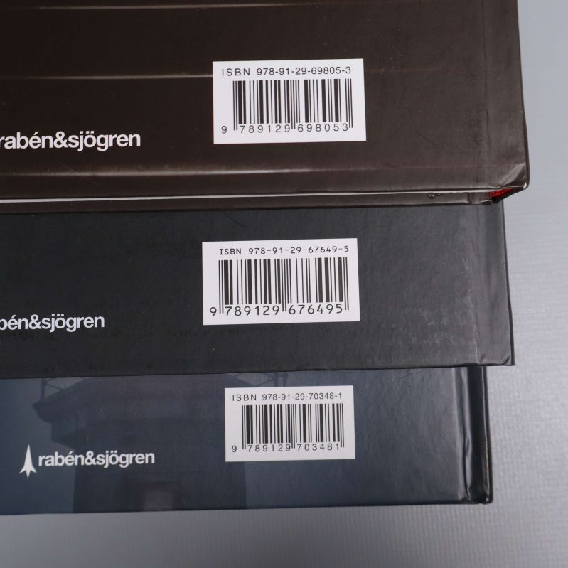 Närbild på ISBN-streckkoder för Rum 213, Sal 305 och Fyr 137