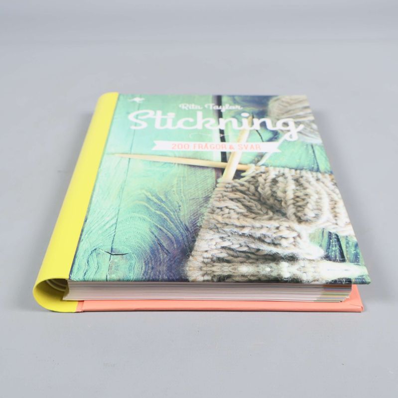 Framsidan på Stickning 200 frågor och svar med garn och stickor