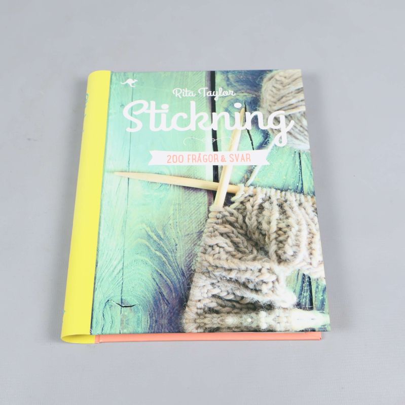 Framsidan på boken Stickning med retro färgställning och garnnystan