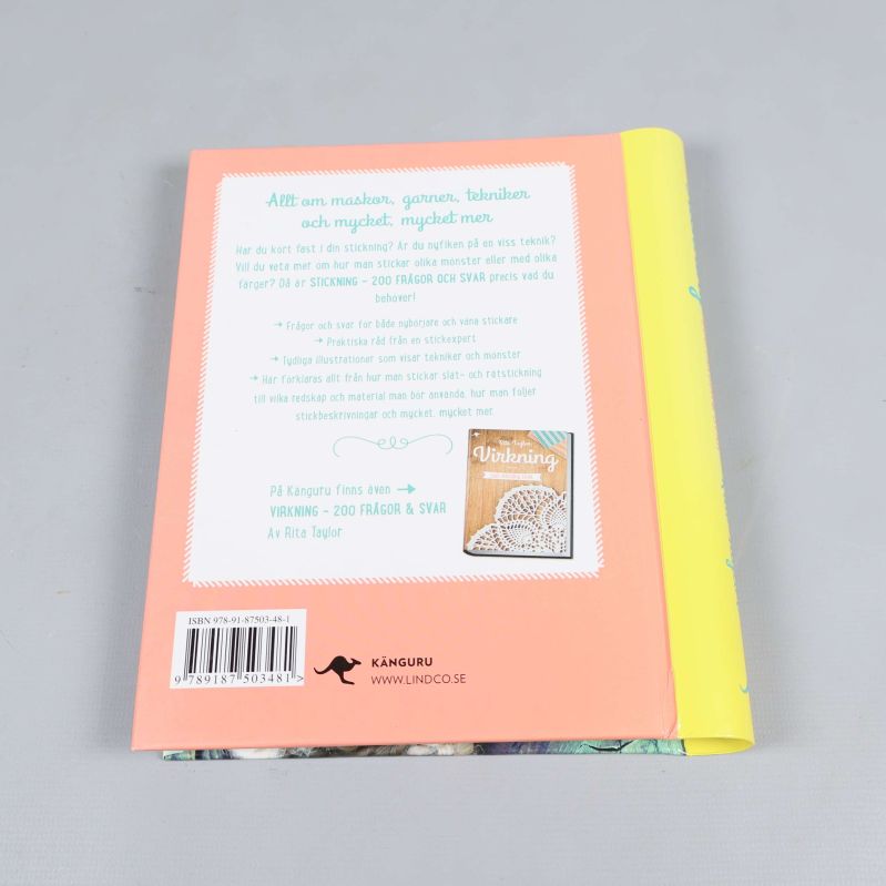 Baksidan av boken Stickning med kort beskrivning och ISBN