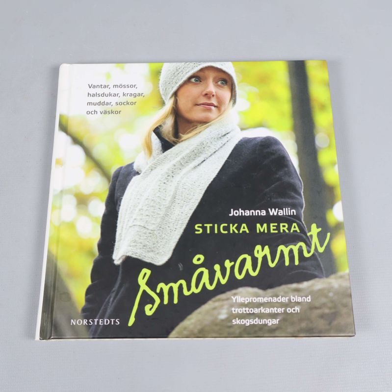 Framsida av boken Sticka mera småvarmt av Johanna Wallin med stickad halsduk och mössa