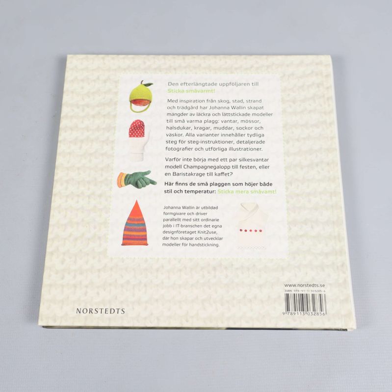 Bokens baksida med beskrivande text och illustrationer på stickade plagg