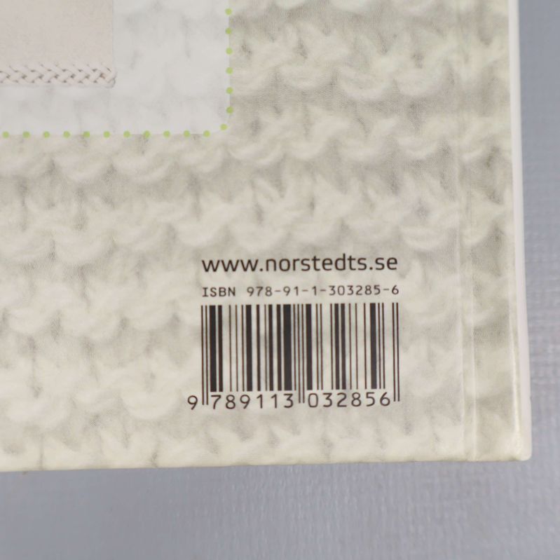 Närbild på ISBN och streckkod på baksidan av boken