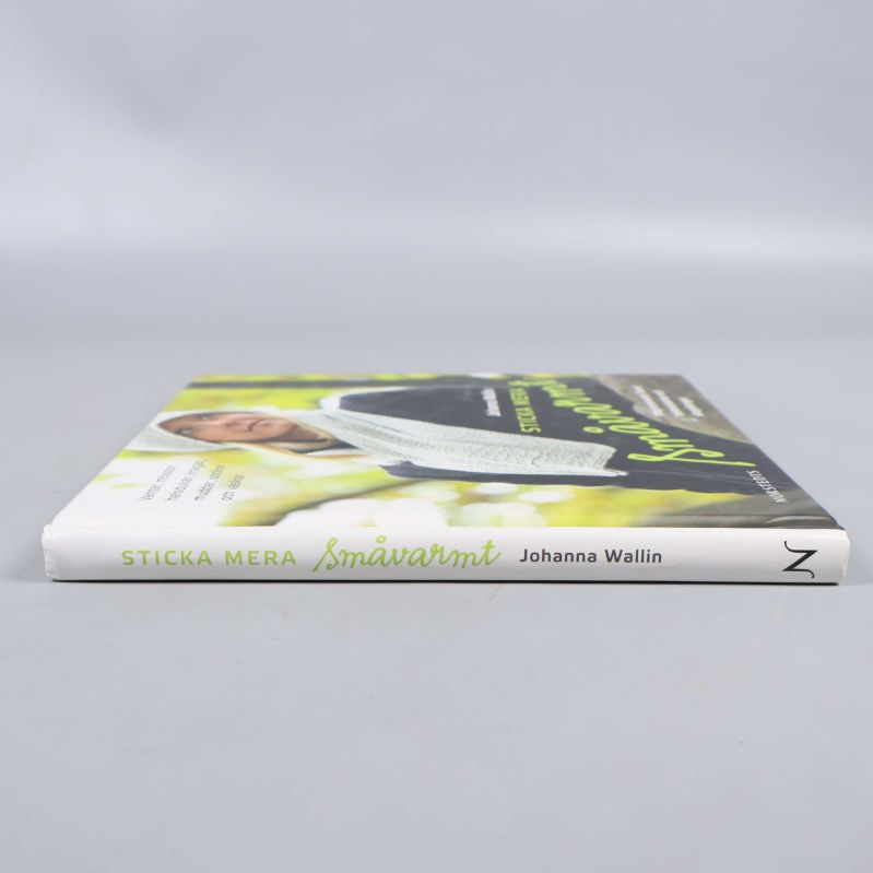 Bokens rygg med titel och författarnamn tydligt läsliga