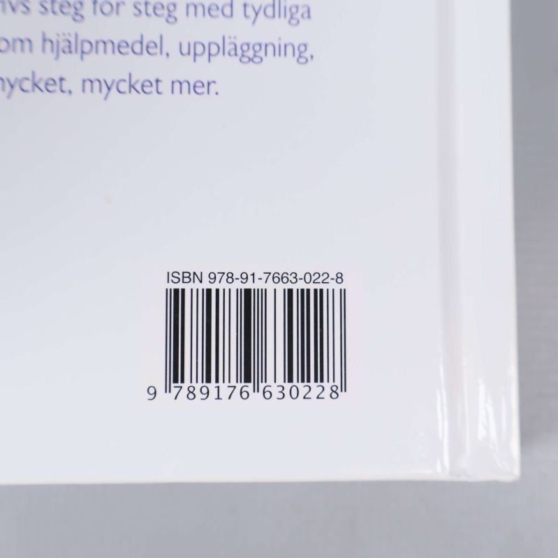 Närbild på ISBN och streckkod till boken Sticka nordiskt