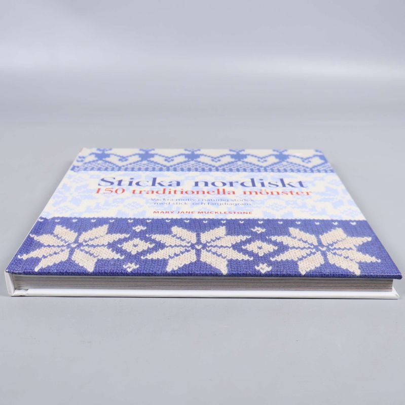 Boken Sticka nordiskt sedd från sidan med tjocklek och mönstrat omslag