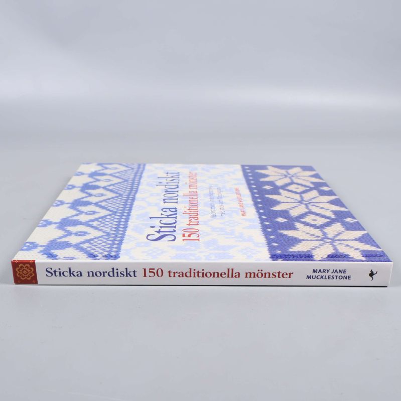 Bokens rygg med titeln Sticka nordiskt 150 traditionella mönster
