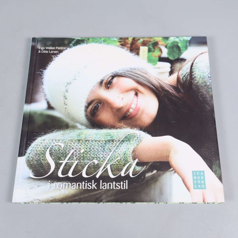 Framsida på boken Sticka i romantisk lantstil med en leende person i stickade plagg