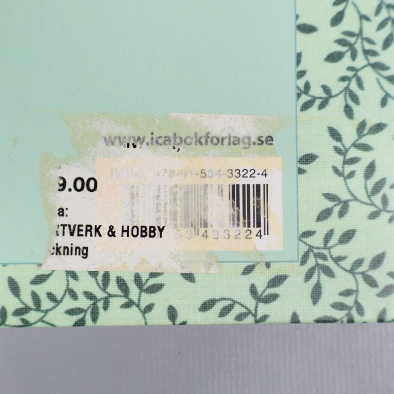 Närbild på bokens ISBN-streckkod och prisetikett