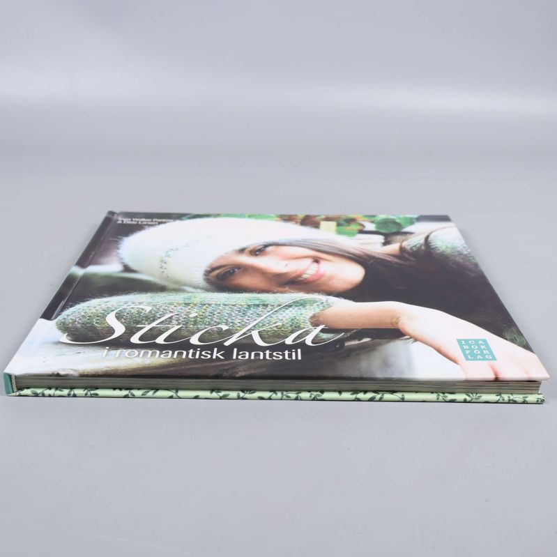 Boken Sticka i romantisk lantstil liggande på bord