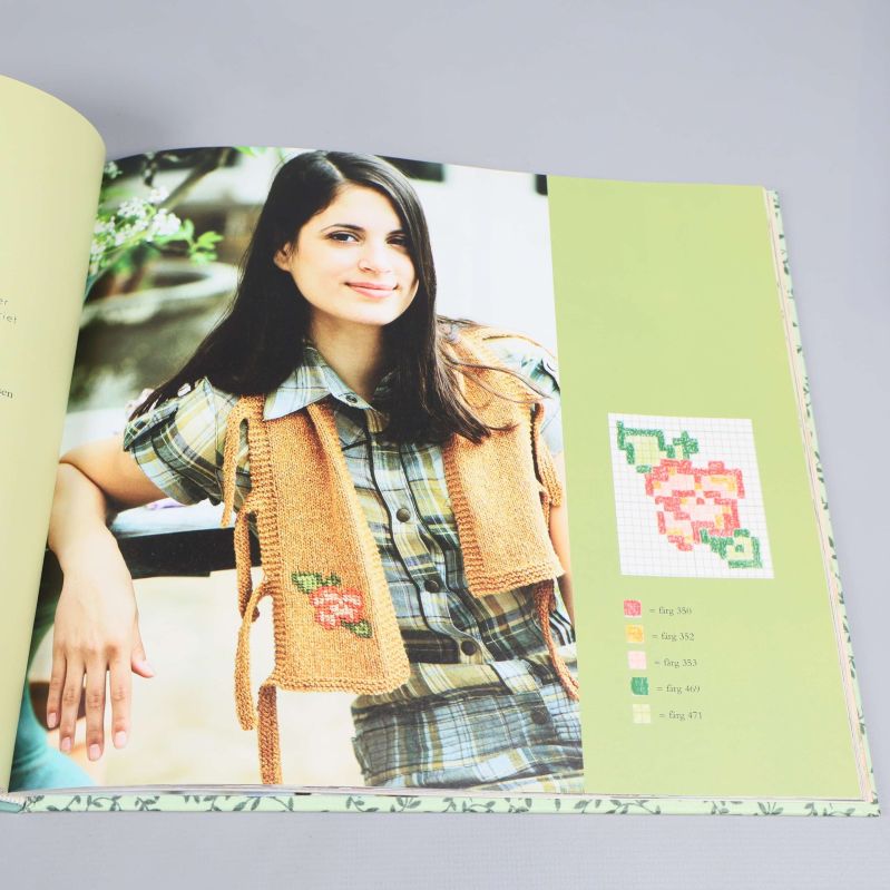 Uppslag med färgbild av person i stickad väst och diagram