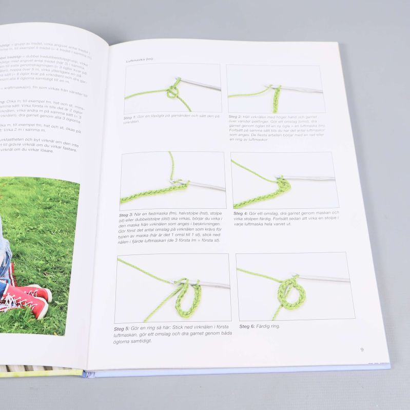 Öppnat uppslag med steg-för-steg-bilder för virkning