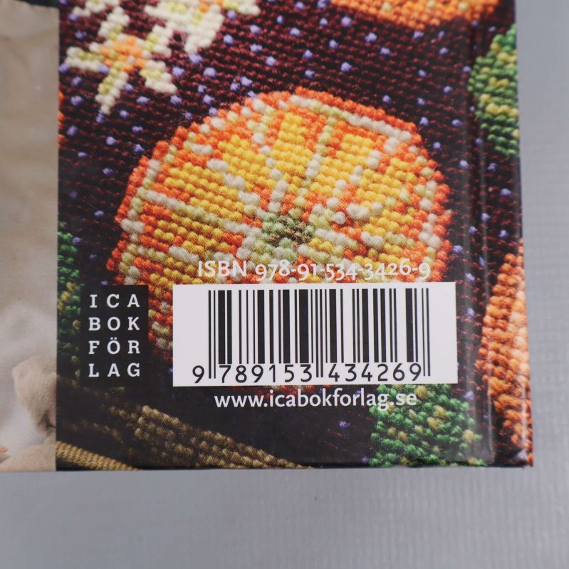 Närbild på bokens streckkod och ISBN-nummer på baksidan