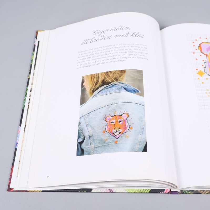 Uppslag med broderat tigermotiv på jeansjacka och beskrivning