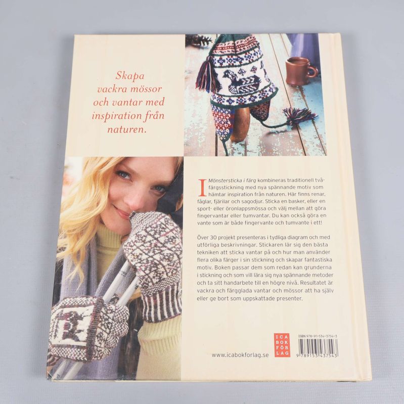 Baksida av stickbok med text och foton på färdiga mössor och vantar