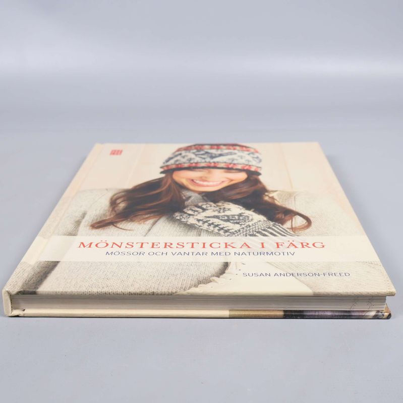 Stickbok liggande, visar omslaget från sidan