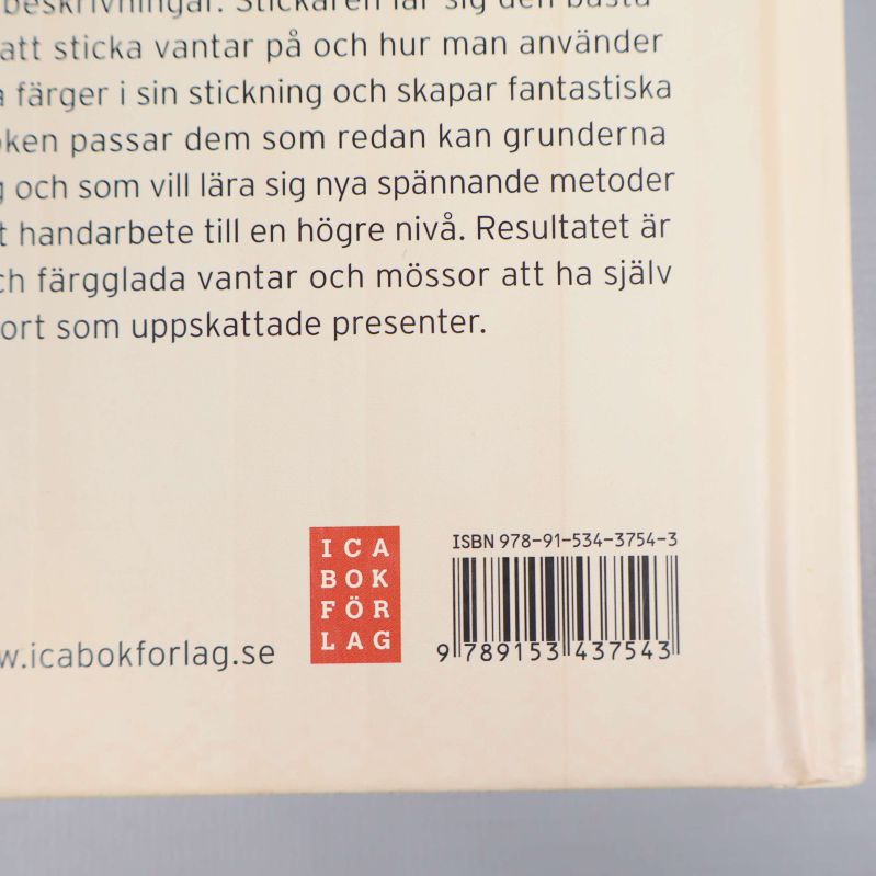 Närbild på ISBN-nummer och förlagslogga på baksidan av boken