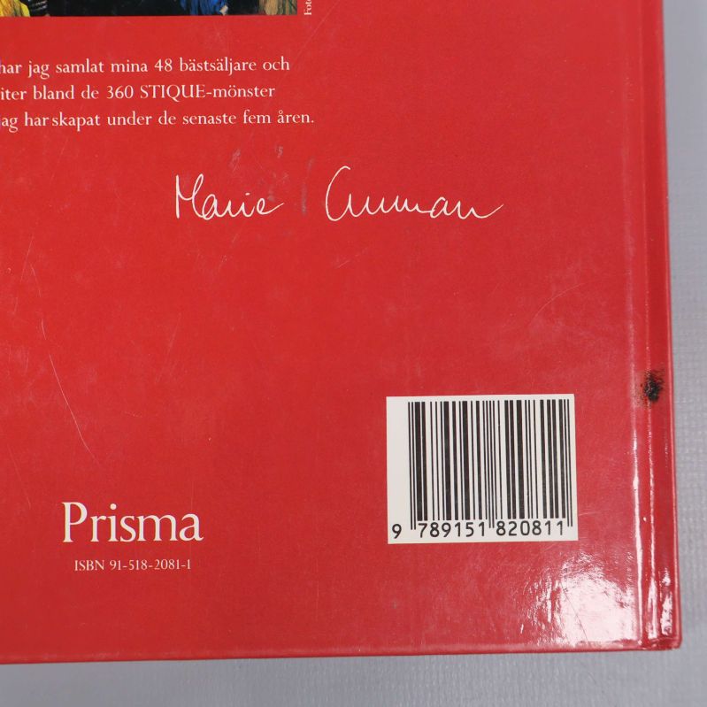 Närbild av bokens baksida med barcode och ISBN-nummer