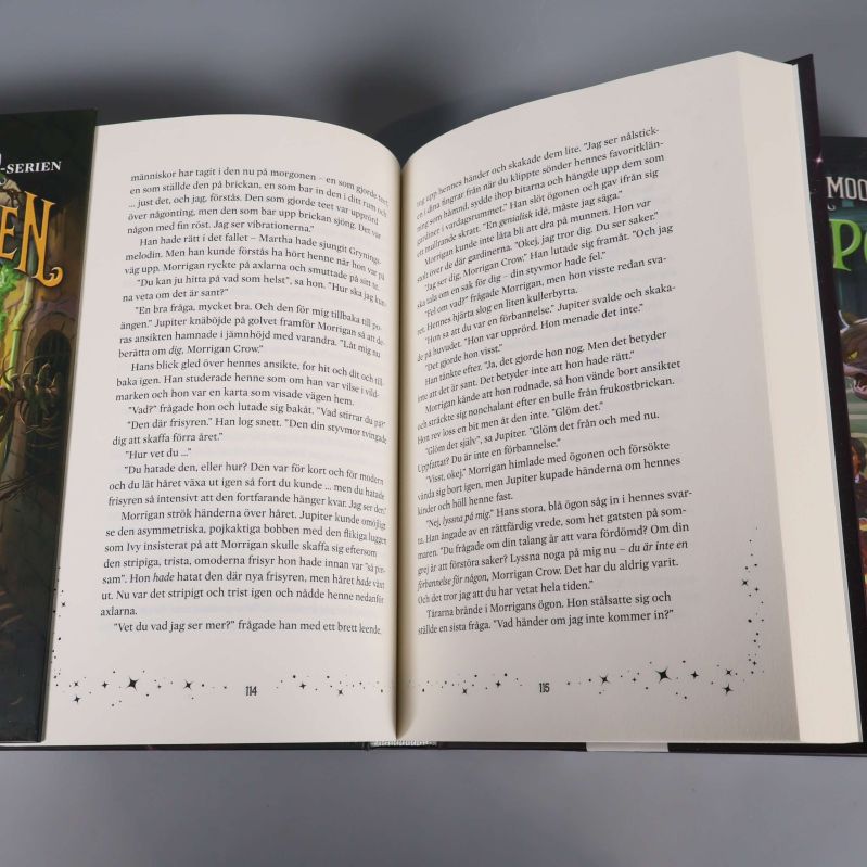 Närbild av ett uppslag i en Nevermoor-bok med text på svenska