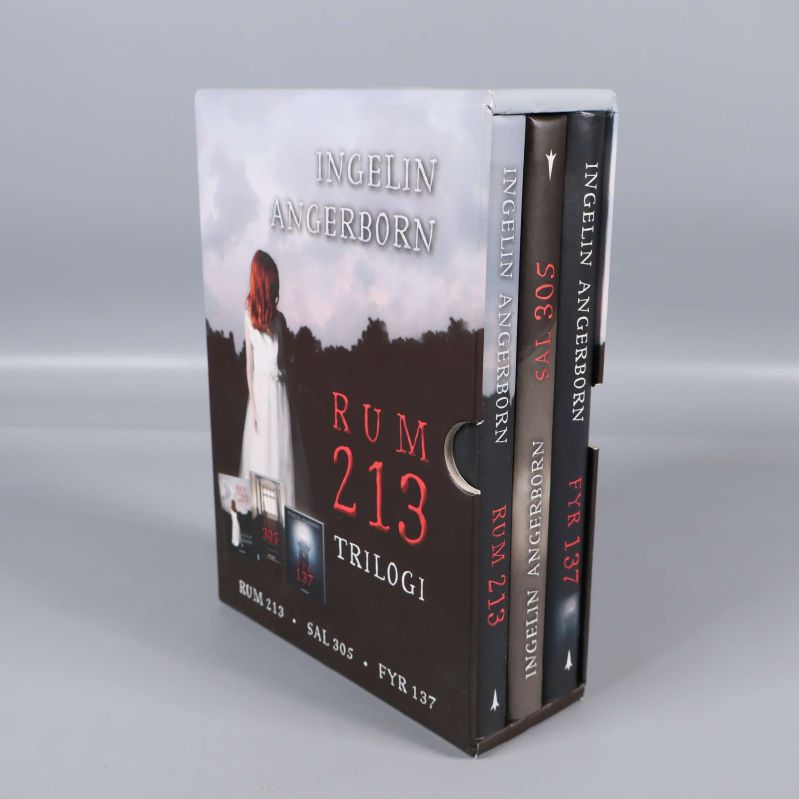 Box för Rum 213 trilogi med tre böcker delvis utdragna från skyddskartongen
