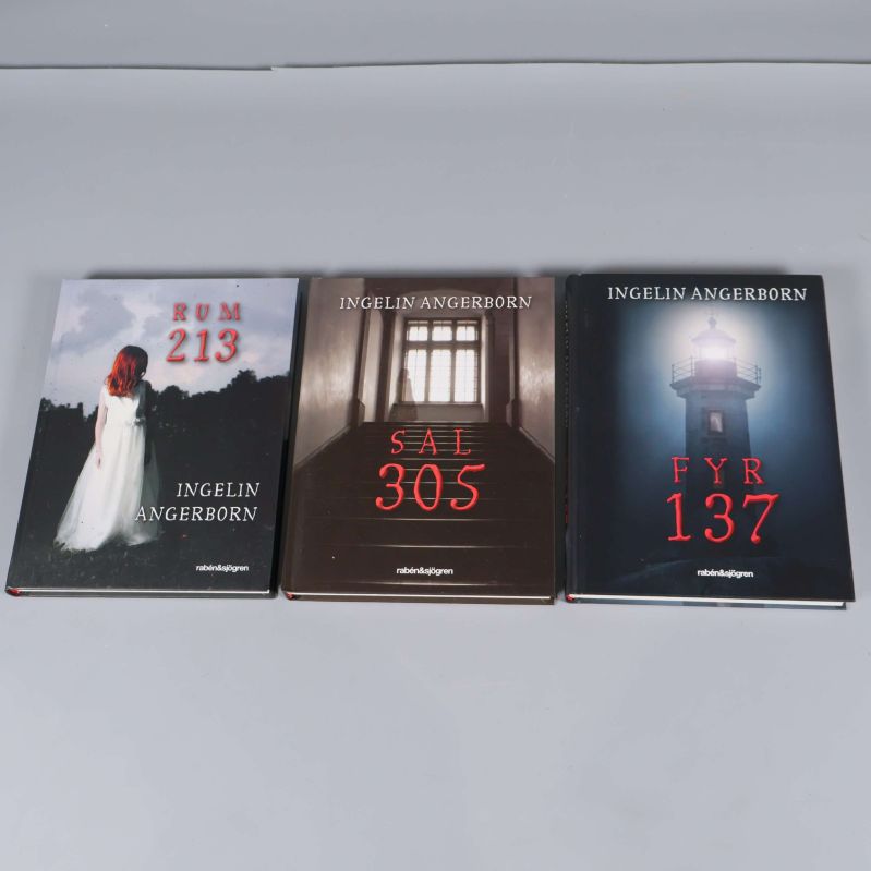 De tre böckerna Rum 213, Sal 305 och Fyr 137 urtagna och utlagda på rad