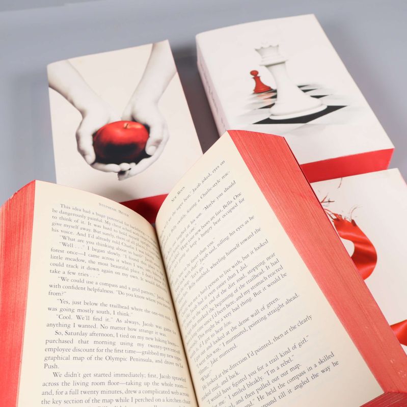 Öppnad bok från Twilight-serien visar inlaga och röda sidor