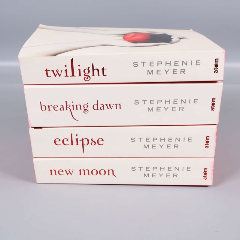 Bokryggar på Twilight, Breaking Dawn, Eclipse och New Moon staplade