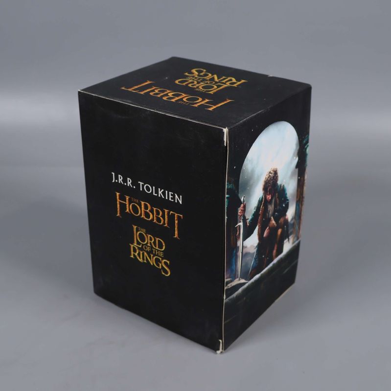 Bokbox med motiv från Tolkien-filmer och tydlig titel