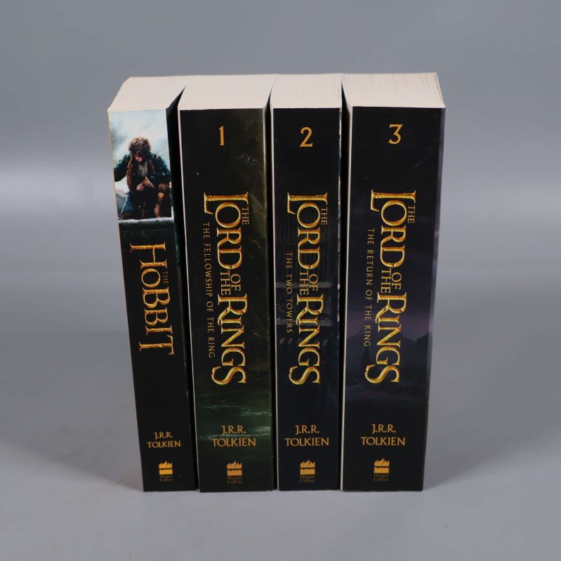 Fyra böcker: The Hobbit och Lord of the Rings-serien sida vid sida