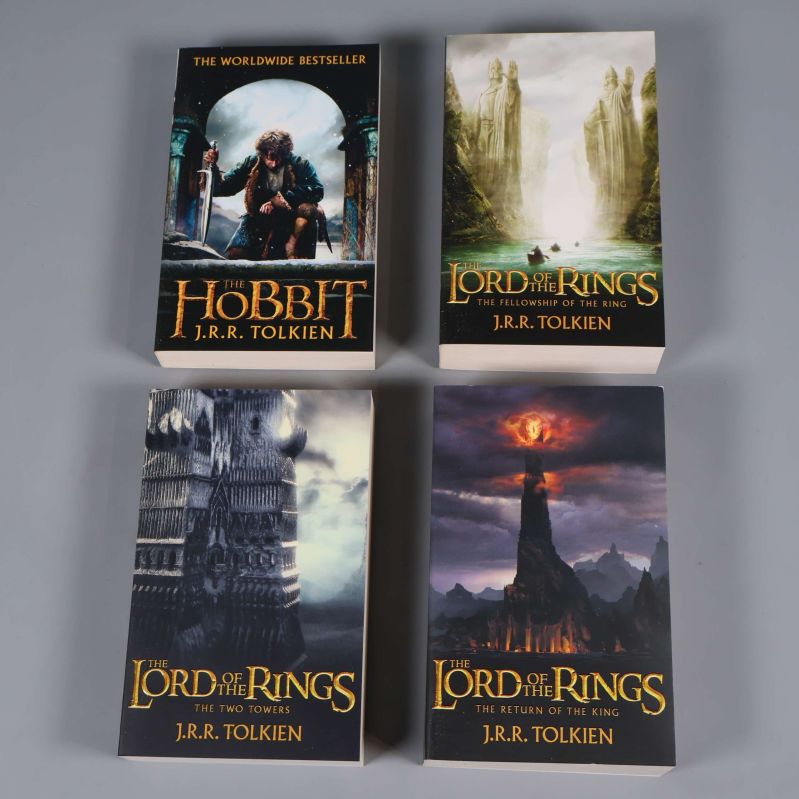 Framsidor på The Hobbit och tre Lord of the Rings-böcker av Tolkien