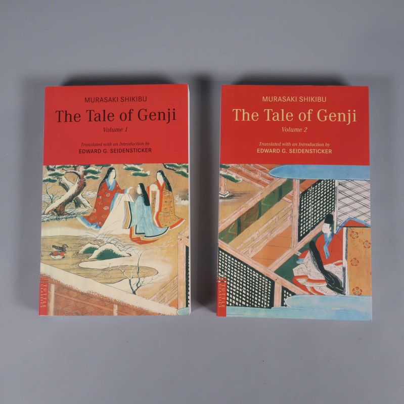 Framsidan på båda volymerna av The Tale of Genji bredvid varandra