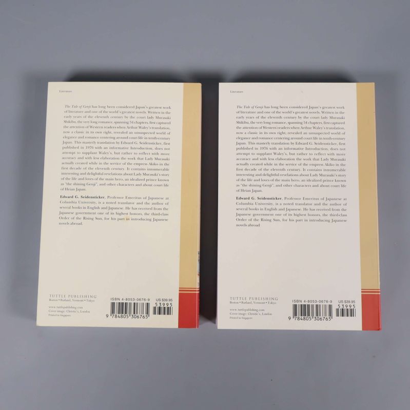 Baksidor av båda böckerna The Tale of Genji, synliga isbn-nummer