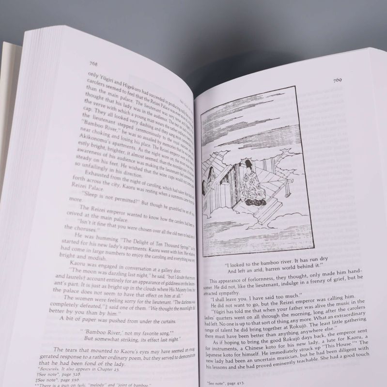 Närbild på ett uppslag ur The Tale of Genji, visar text och illustration