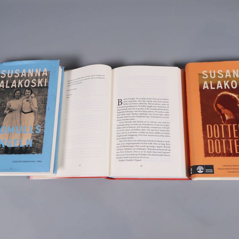 Öppna böcker med synliga textsidor bredvid Bomullsängeln och Dotterdottern