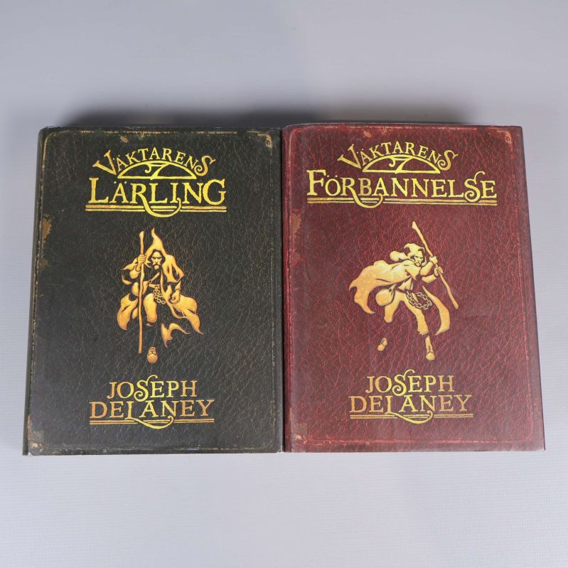 Två böcker med hårda pärmar: Väktarens lärling och Väktarens förbannelse