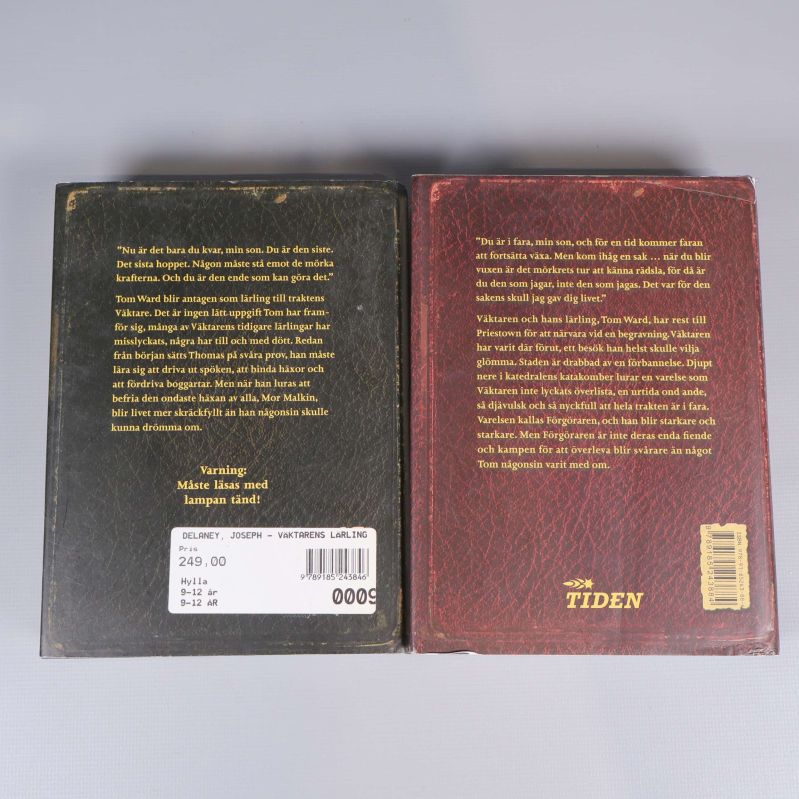 Baksidor med beskrivningstexter och etiketter samt guldfärgad text