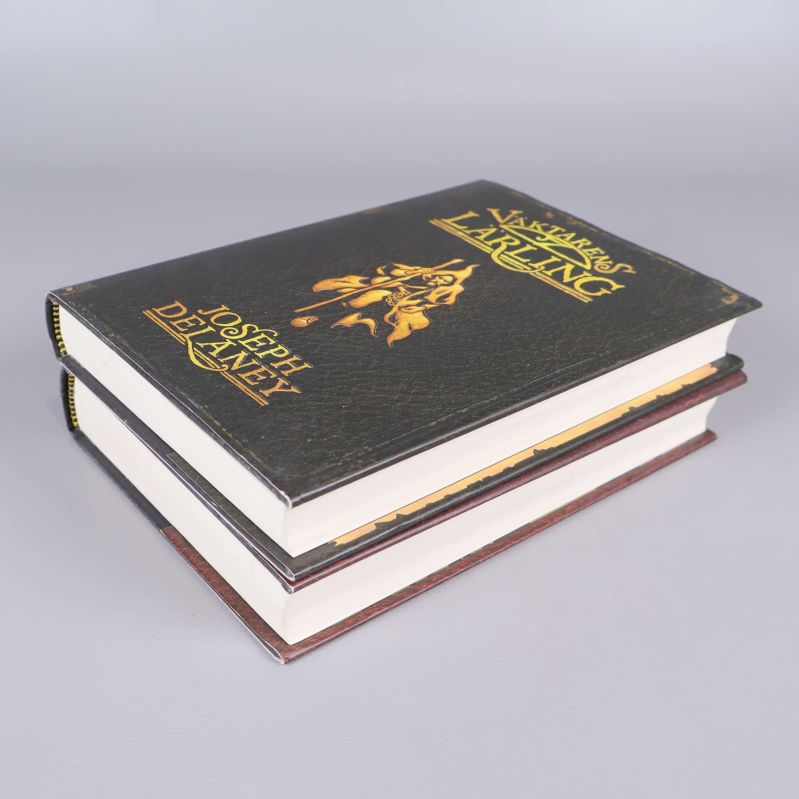 Överkant och framsida av Väktarens lärling ovanpå Väktarens förbannelse