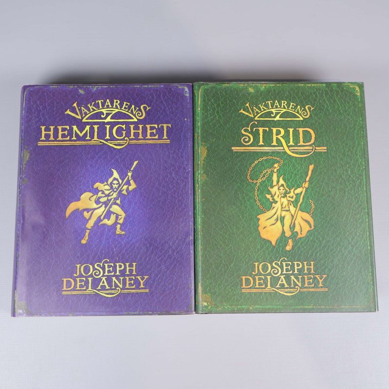 Två böcker med hårda pärmar ur Vaktaren-serien med guldtryck