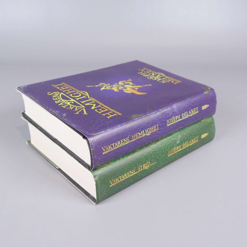 Staplade Vaktaren-böcker sedda snett framifrån