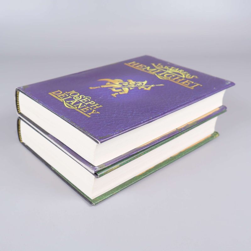 Vaktaren-bokpaket sedda snett bakifrån med vita sidor