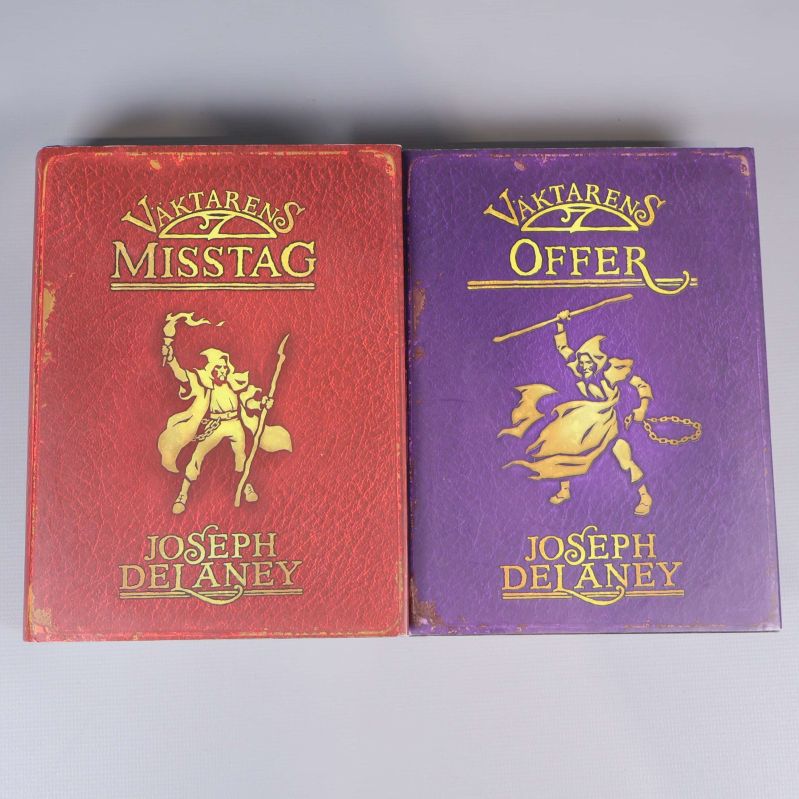 Två böcker med hårda pärmar: Väktarens misstag och Väktarens offer