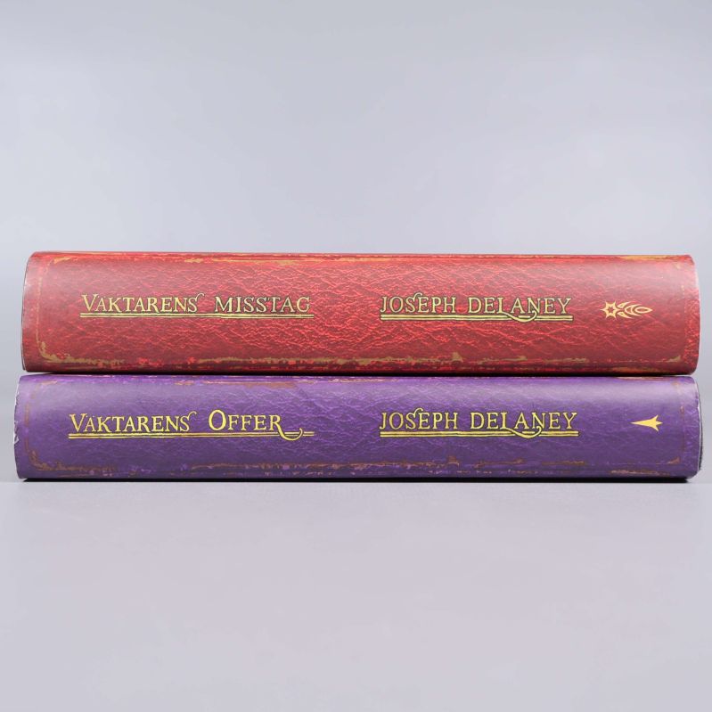 Ryggar på böckerna Väktarens misstag och Väktarens offer med titlar och författare i guld