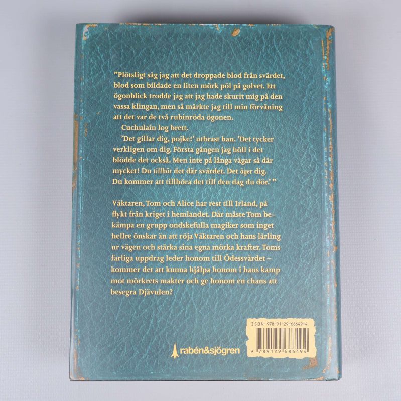 Baksida av Vaktarens öde med text och ISBN-nummer