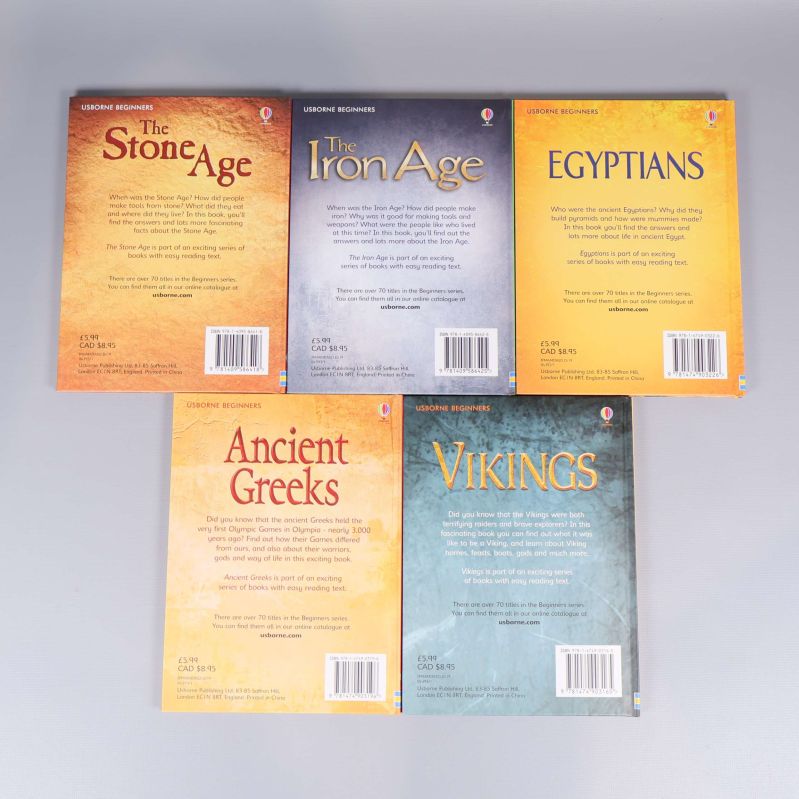 Baksidor av fem böcker med korta beskrivningar och streckkoder