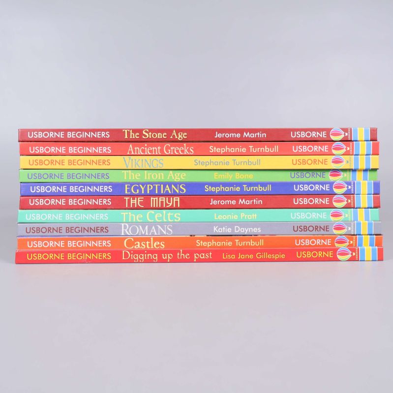 Bokhögar med alla titlar och författarnamn på ryggarna