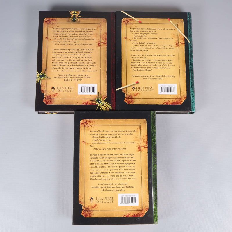 Baksidor av böckerna med förlagets logotyp och beskrivningar