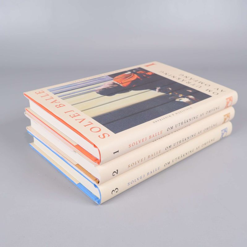 Tre böcker staplade snett så att omslag och ryggar syns tydligt