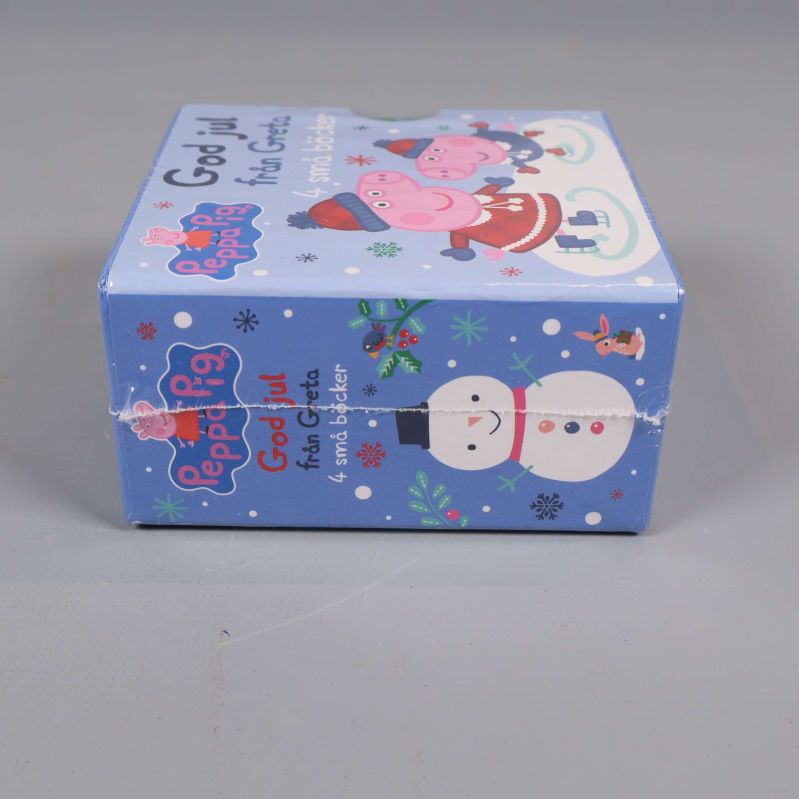 Smal sida av bokbox med snögubbe och logga för Peppa Pig
