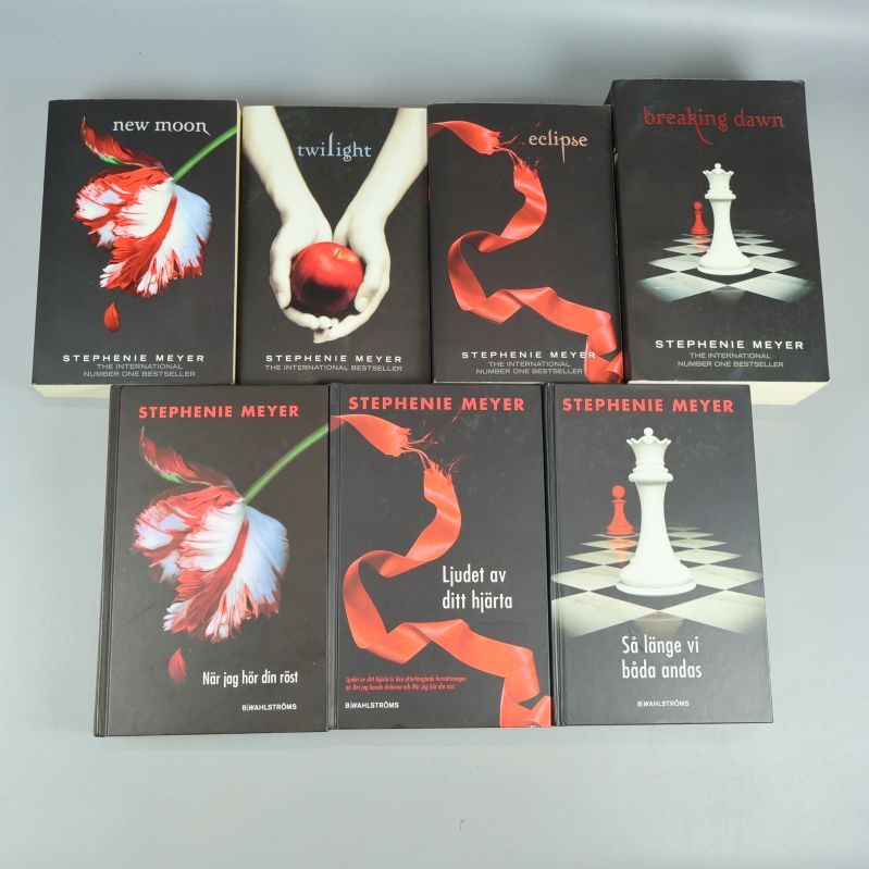Sju Twilight-böcker av Stephenie Meyer i original och svensk översättning, framsidor synliga